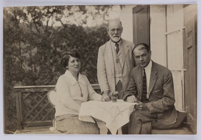Sigmund Freud en Horace W. en Anjelika Frink, ca. 1920 (zwart-wit foto) door Unbekannt