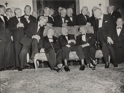 Sir Winston Churchill en Dwight D. Eisenhower bij een diner in Winfield House, het huis van de Amerikaanse ambassadeur in Londen door Unbekannter Künstler