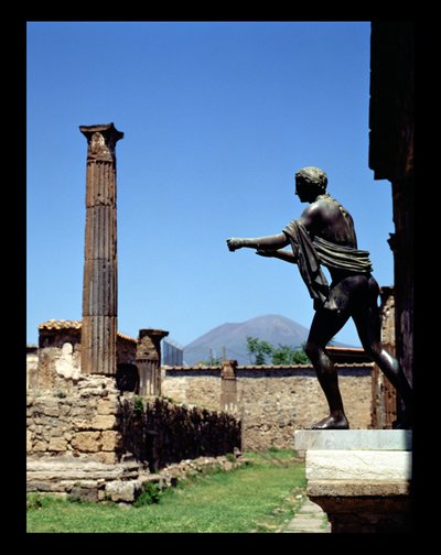 Standbeeld van Apollo, van de Tempel van Apollo, met Vesuvius op de achtergrond door Unbekannt