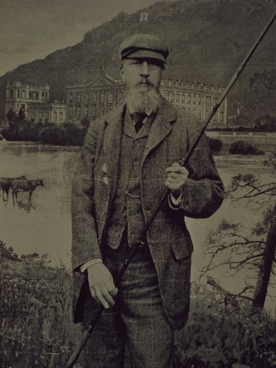 Studioportrait van de 8e hertog van Devonshire in tweed met visstok voor een gedrukt scherm dat Chatsworth toont door William M. Timlin