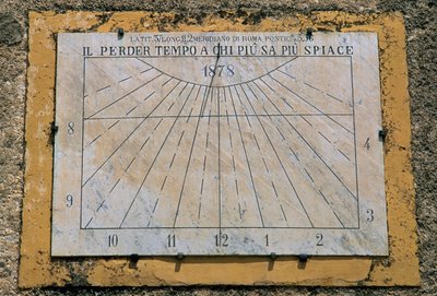 Zonnewijzer, zijmuur van de Kerk van Maria Santissima Assunta, Palazzo Adriano, Sicilië, Italië door Benjamin Baud