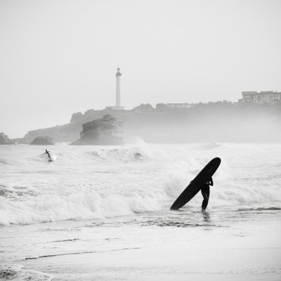 Surf au Grand Plage, Frankrijk, 2012 door Leopold Blonder