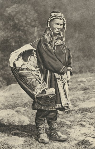 Zweden. Lapse vrouw die haar baby draagt in een wieg van rendierhuid. 1920 door Unbekannt