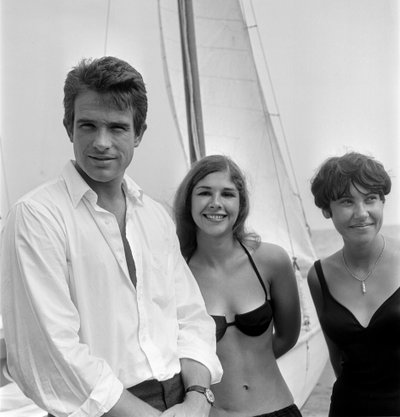 De acteur Warren Beatty op het strand van Lido in Venetië - 1965 door Unbekannt