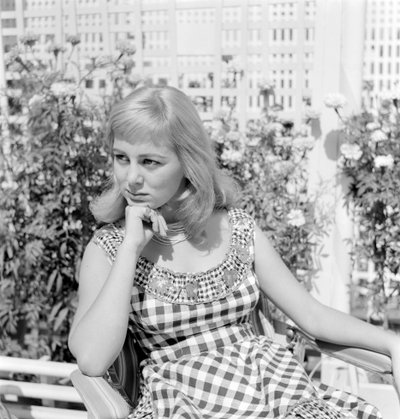 De actrice Alessandra Panaro in Venetië Lido - 1957 door Unbekannt