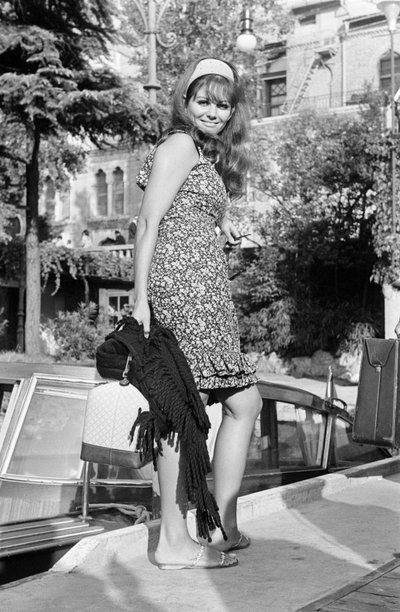 De actrice Claudia Cardinale op het internationale filmfestival in Lido, Venetië - 1965 door Unbekannt