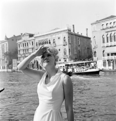 De actrice Corinne Marchand - Venetië - 1963 door Unbekannt
