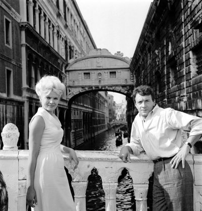 De actrice Corinne Marchand met de acteur Jean-Pierre Cassel - Venetië - 1963 door Unbekannt