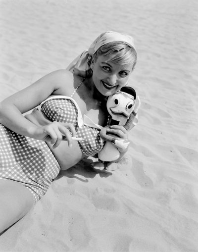 De actrice Elena Giusti op het strand van Lido in Venetië - 1951 door Unbekannt