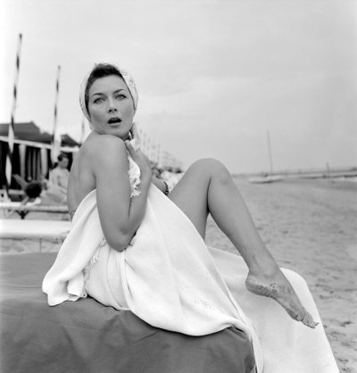 De actrice Gianna Maria Canale op het strand van Lido in Venetië - 1955 door Unbekannt