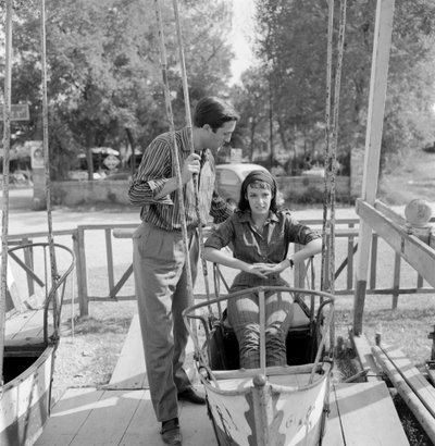 De actrice Marie Laforêt met haar vriend de regisseur Jean Gabriel Albicocco op het Lido van Venetië - 1961 (op een schommel) door Unbekannt