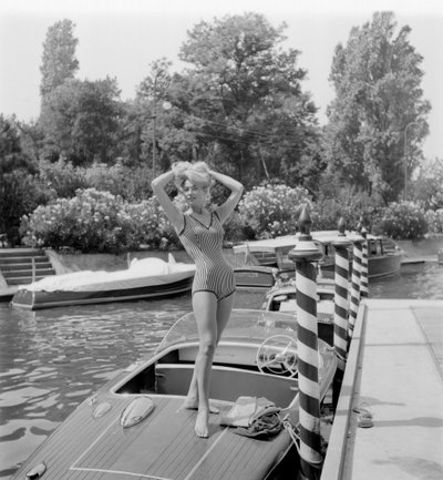De actrice Nadine Duca op het Lido van Venetië - 1960 door Unbekannt