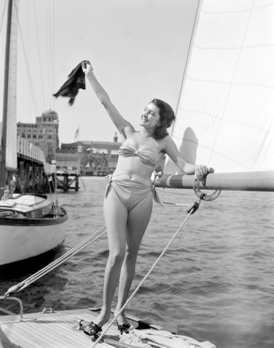De actrice Sanghe Gianna op het strand van Venetië Lido - 1951 door Unbekannt