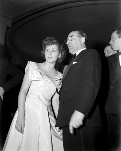 De regisseur Mario Camerini met de actrice Carla Del Poggio op het 