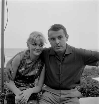 De regisseur Milos Forman met de actrice Breschova (Brejchova) op het Lido van Venetië - 1965 door Unbekannt
