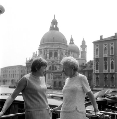 De literatuurcriticus Fernanda Pivano met Mary Hemingway in Venetië - 1966 door Unbekannt