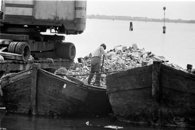 De Sacca San Biagio in Giudecca (Venetië): eiland van de lagune waar de stortplaatsen van Venetië zich ophopen, bewoners. 1965 door Unbekannt