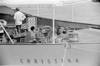 De scheepsbouwer Aristoteles Onassis en de staatsman Winston Churchill met zijn vrouw op het jacht 