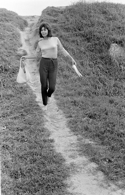 De zangeres Juliette Greco in Malamocco (Venetië) - ca. 1965 door Unbekannt