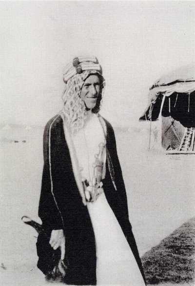 T. E. Lawrence in Arabische kleding door Unbekannt