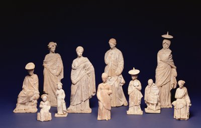 Tanagra Groep: Staande en Zittende Figuren, Attisch, Klein-Azië, 4e eeuw v.Chr. (terracotta) door Unbekannt
