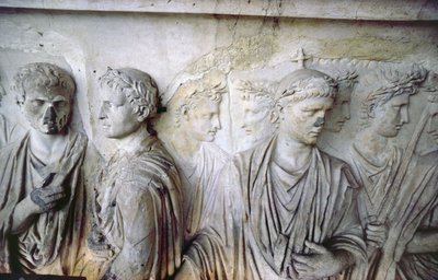 De achtergevel, detail van antieke reliëfdecoratie (enkele stukken van de Ara Pacis van Augustus) die een groep Romeinse burgers toont door Unbekannt
