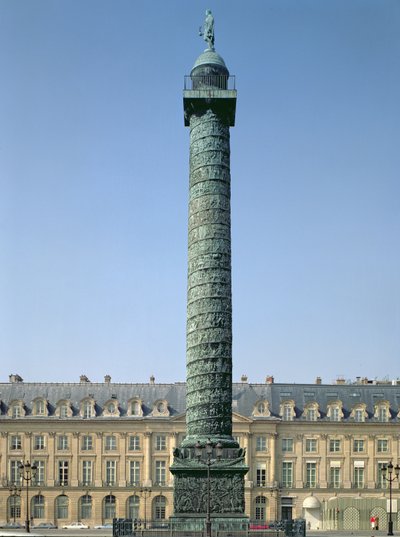De Vendômezuil, met bas-reliëfs die de Napoleontische campagnes van 1805-06 vastleggen, bekroond door de figuur van Napoleon die een gevleugelde Overwinning vasthoudt door Unbekannt