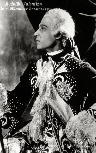 De beroemde stomme filmacteur Rodolfo Valentino in een uitgebreid toneelkostuum uit de achttiende eeuw voor de film 