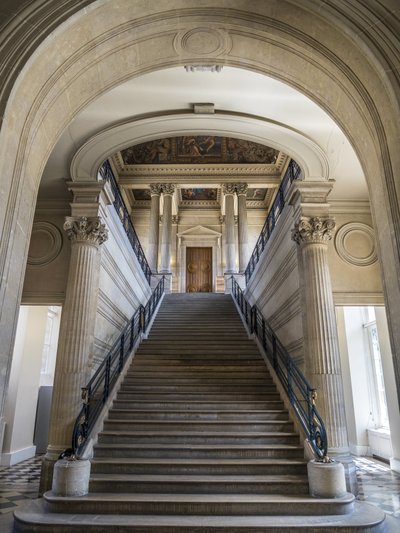 De trap, architect Charles Lelong (1793-1861) en Edouard Dubois (1795-1813), tussen 1840 en 1846. Op het plafond, Frankrijk die zijn archieven aan de dageraad van de tijd bevestigt, schilderij door Felix Jobbe Duval (1821-1889), tussen 1877 en 1881. Hotel  door Unbekannt