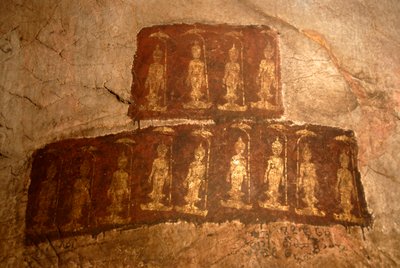 Theravada boeddhisme; oude muurschildering; staande Boeddha Shakyamuni; Mudra; Varada; gebaar van wensvervulling; Tham Pa grot; bij Nong Thang; Xieng Khouang provincie; Laos; Zuidoost-Azië; Azië door Unbekannter Künstler