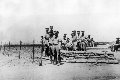 Tientsin (Tianjin), China, november 1924: Britse soldaten bij een post buiten de internationale concessies voor de inname van de stad door de troepen van de Chinese krijgsheer Feng Yuxiang (Feng Yu-hsiang, Feng Yu hsiang) - Tientsin (Tianjin), China, novem door William M. Timlin