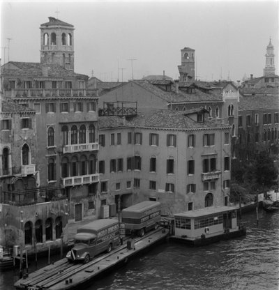 Vrachtwagens op het Canal Grande in Venetië 1960 door Unbekannt