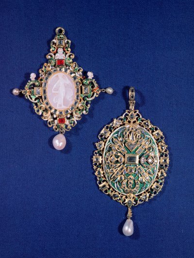 Twee Renaissance hanger juwelen door Unbekannt