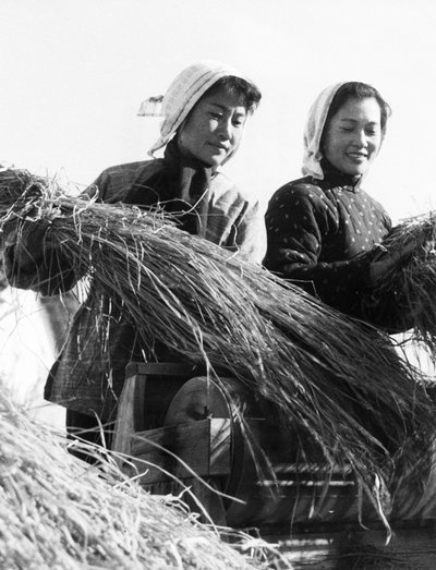 Twee actrices werken aan de Machiao People
