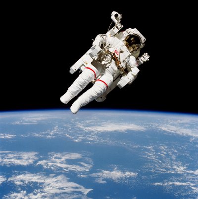 Amerikaanse astronaut Bruce McCandless met de Manned Maneuvering Unit door Unbekannt