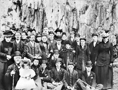 Verenigd Koninkrijk: Een Groep Mensen op Uitstapje. ca. 1910 door Unbekannt