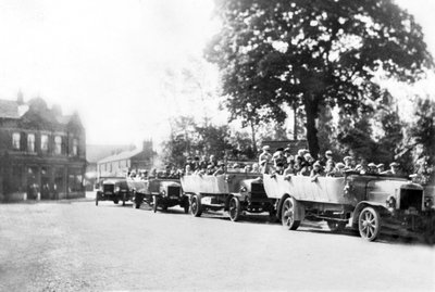 Verenigd Koninkrijk: Een Rij Charabancs in het Stadscentrum. Poynton, Cheshire, ca. 1925 door Unbekannt