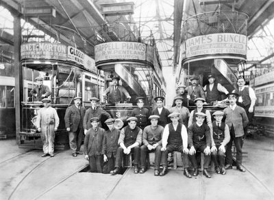 Verenigd Koninkrijk: Trams en bemanningen in de tramremise op Oswald Road. Kircaldy, ca. 1910 door Unbekannt