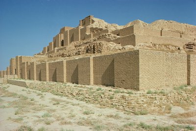 Uitzicht vanuit het zuiden op de Ziggurat, gebouwd door de Elamitische koning Untash-Gal (ca. 1265-46 v.Chr.) door Unbekannt
