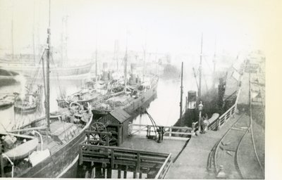 Uitzicht op Blyth Harbour stroomafwaarts met veel schepen die wachten om te laden door Unbekannt
