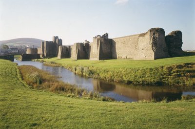 Uitzicht op Caerphilly Castle, Glamorgan, Wales, gebouwd 1268-77 door Unbekannt