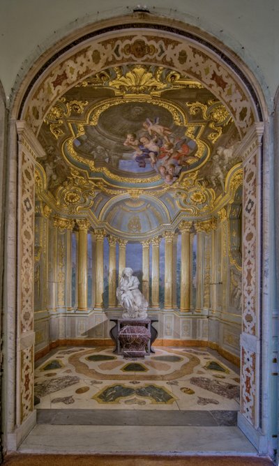 Zicht op de kapel met fresco