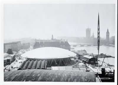 Uitzicht op de Koepel van Ontdekking gebouwd voor het Festival of Britain, geopend op 4 mei 1951 (zwart-wit foto) door Unbekannt