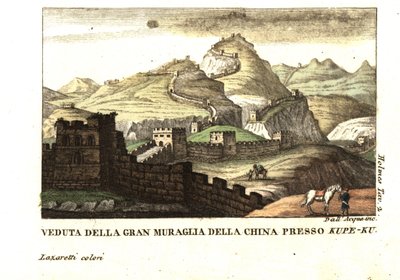 Uitzicht op de Grote Muur van China bij Kou-Pee-Keow, bij de pas tussen China en Oost-Tartary. Uit Samuel Holmes (18e-19e eeuw) Journal of a Voyage to China and Tartary. Kopergravure door dell