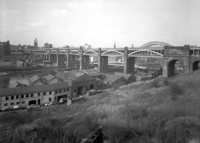 Uitzicht op de High Level Bridge vanaf Gateshead, High Level Bridge, VK, april 1969 door Unbekannt