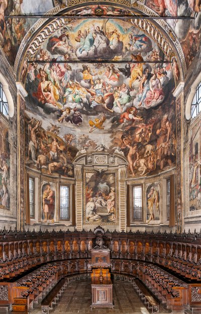 Zicht op de apsis met fresco