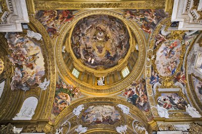 Zicht op de koepel, de pendentieven, de fouten van het transept en het antekoor met fresco