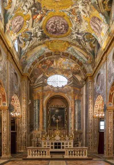 Uitzicht op het interieur met fresco