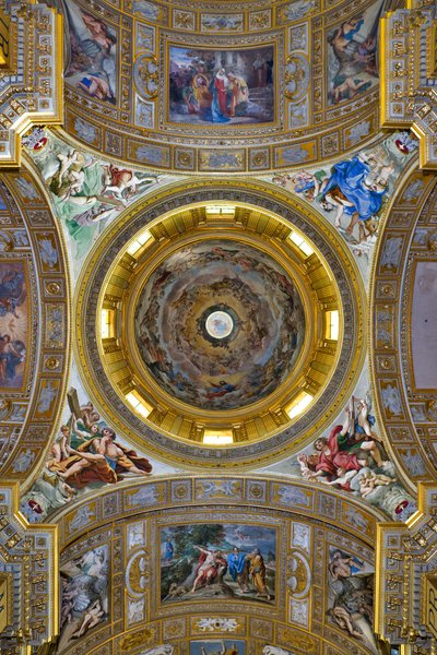 Zicht op het transept, plafond met de pendentieven en de koepel, Sant
