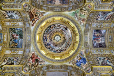 Zicht op het transeptplafond met de pendentieven en de koepel, Sant